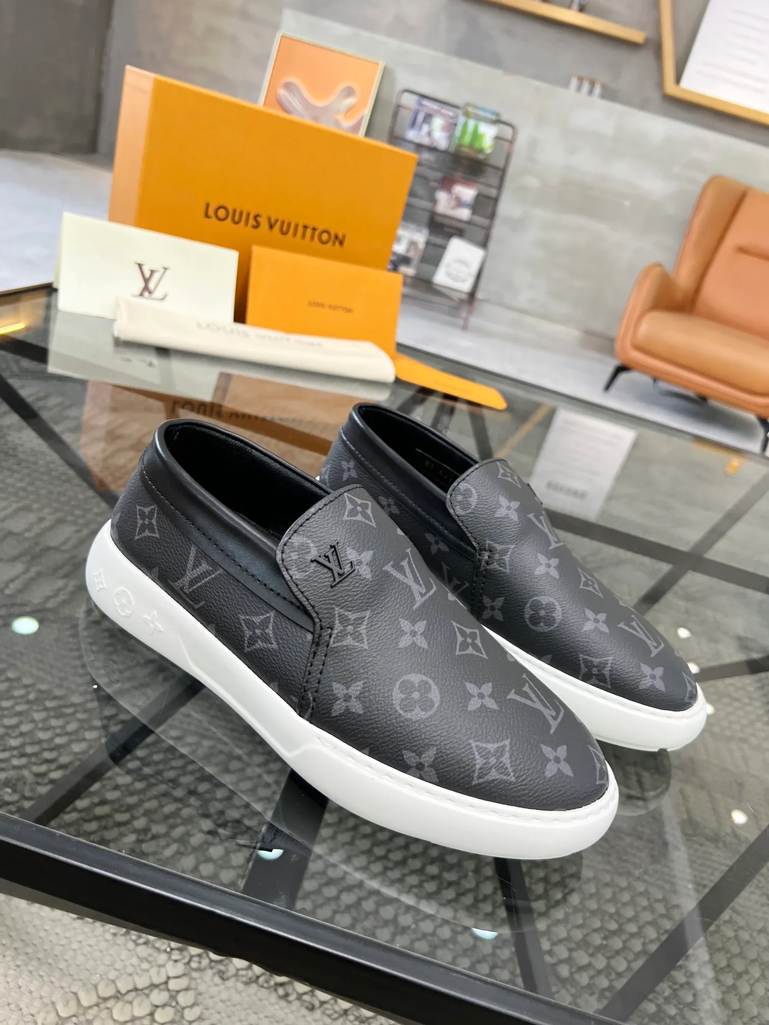 Factory price: 520💰 LV🔍Top purchasing agent🇮🇹 Road The most popular sneakers are available at the same time in the super popular sports shoe counters. The uppers are made of Italian original imported cowhide fabric. The classic and generous layout is a must-have for fashionistas. The complex craftsmanship is perfectly reproduced. The imported soft water-dyed cowhide lining is padded. The soles are: original soles specially provided by the factory. The exclusive foamed molded soles are super comfortable. The original factory follows the order. 🔍🔍High quality. You can go in and out of the counter at will. Welcome to compare. Size 39-45 (38 can be ordered)